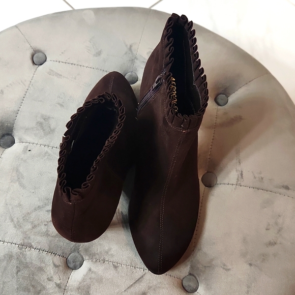 Women size 10M 3 inch heel boots - Picture 2 of 3